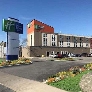 Holiday Inn Express & Suites Toronto Airport West, An Ihg Hotel